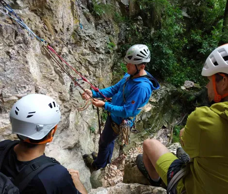 Atelier de tehnici de baza, asigurare in abrupt si pe verticala
