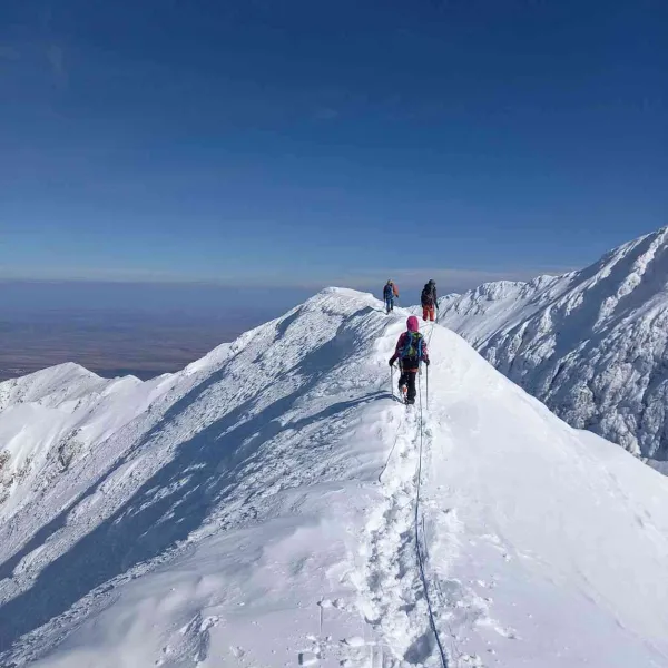 pasim pe creasta cu atentie la coltarii incarcati cu zapada