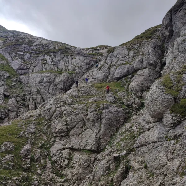 Sub pragul căldării superioare