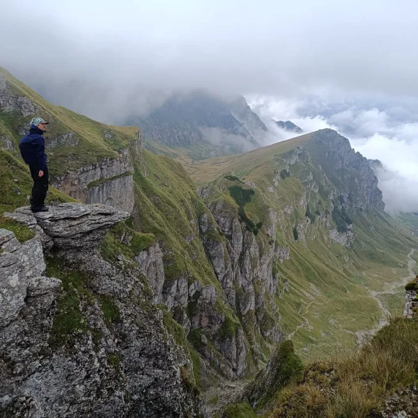 Admirând valea Mălăiești