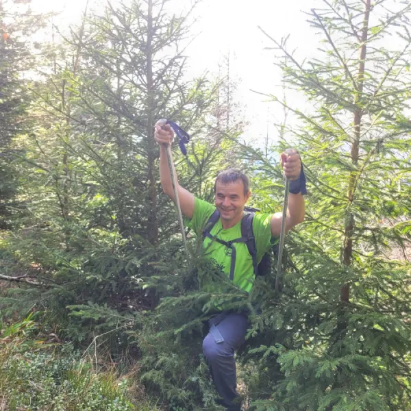 membru CAR urcand pe Muntii Cozia