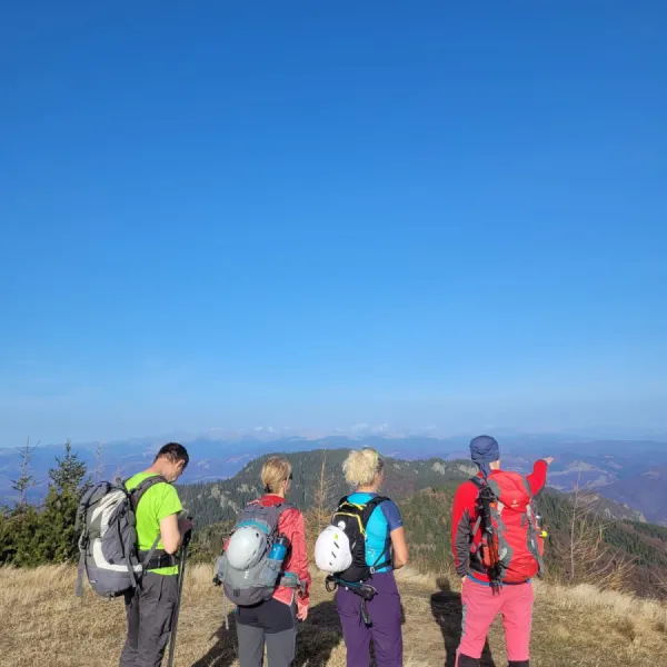 membrii CAR admirand priveliștea de pe Muntii Cozia