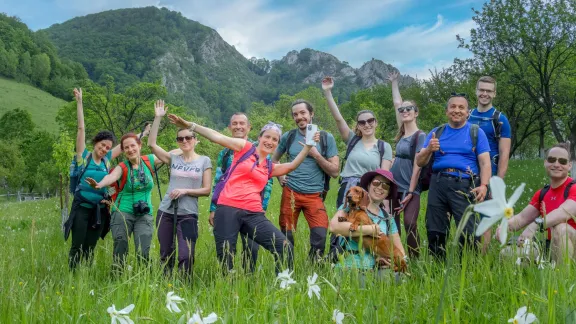 O zi însorită pe poienile cu narcise de la Tecșești și vf. Piatra Cetii