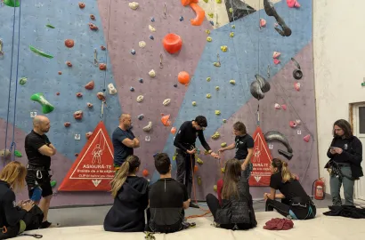 Seria de ateliere de inițiere în escalada la panou