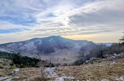 Călătoria prin Cătunele Cernei: Munte, Povești și Compot la cort