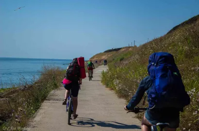 Cu bicicleta pe malul mării